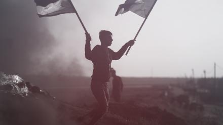 Ein palästinensischer Demonstrant entlang der Grenze zwischen dem Gazastreifen und Israel protestiert gegen die israelischen Militärroperationen im Westjordanland. 