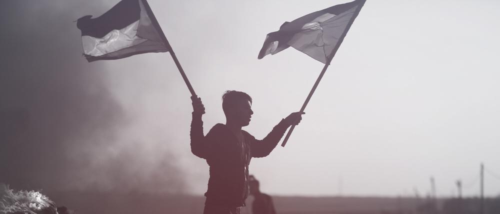 Ein palästinensischer Demonstrant entlang der Grenze zwischen dem Gazastreifen und Israel protestiert gegen die israelischen Militärroperationen im Westjordanland. 