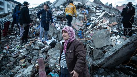 Überlebende in der türkischen Provinz Hatay suchen in den Trümmern nach weiteren Opfern.