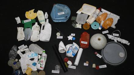 Angeschwemmter Plastikmüll aus der Arktis nach Herkunftsländern sortiert. 