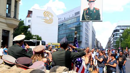 Touristen am Checkpoint Charlie an der Friedrichstrasse in Berlin-Mitte.
Foto: Thilo Rückeis