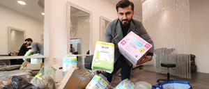 Ramazan Günel sammelt in seinem Salon in Babelsberg Hilfsgüter für die Erdbebenregion in der Türkei.