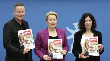 Klaus Lederer, Senator fuer Kultur und Europa, Franziska Giffey, Regierende Buergermeisterin von Berlin, Bettina Jarasch, Senatorin fuer Umwelt, MobilitÃ¤t, Verbraucher- und Klimaschutz, PK zu - Eckpunkte fuer die Reform der Berliner Verwaltung, DEU, Berlin, 07.02.2023 *** Klaus Lederer, Senator for Culture and Europe, Franziska Giffey, Governing Mayor of Berlin, Bettina Jarasch, Senator for Environment, Mobility, Consumers and Climate Protection, PK on key points for the reform of the Berlin administration, DEU, Berlin, 07 02 2023