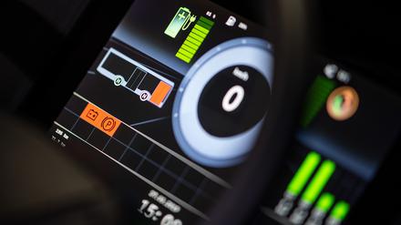 Auf dem Display eines neuen Elektrobusses der BVG wird der Ladestand des Akkus angezeigt