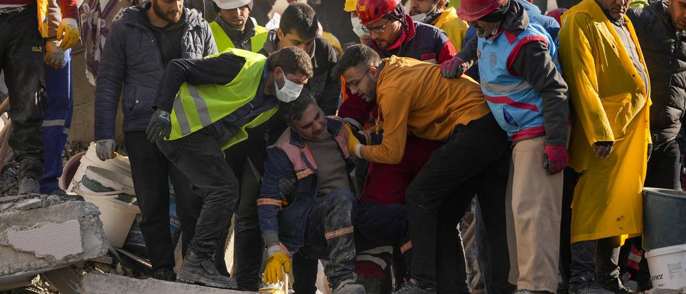 Rettungskräfte suchen nach Überlebenden in den Trümmern tausender Gebäude, die durch ein starkes Erdbeben eingestürzt waren. 