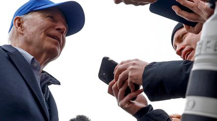 US-Präsident Joe Biden spricht mit Reportern. 