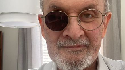 Der nach der Messerattacke genesene Salman Rushdie 