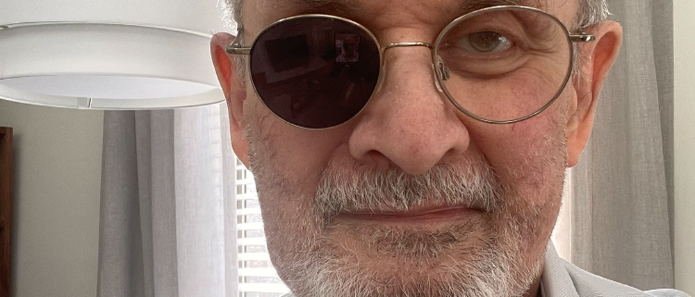 Der nach der Messerattacke genesene Salman Rushdie