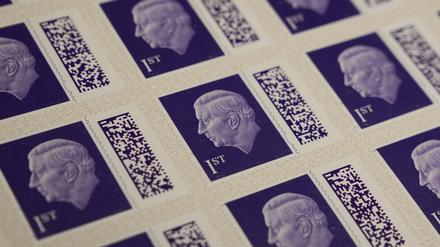 Die Briefmarke mit dem Konterfei des britischen Königs Charles III.