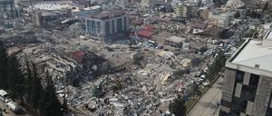 Diese Luftaufnahme zeigt eingestürzte Gebäude. Rettungskräfte suchen weiterhin nach Überlebenden in den Trümmern tausender Gebäude, die durch ein starkes Erdbeben und mehrere Nachbeben, die die Osttürkei und das benachbarte Syrien erschütterten, eingestürzt waren. +++ dpa-Bildfunk +++