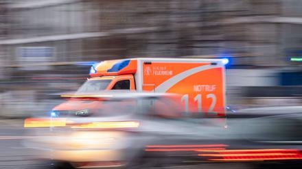 Ein Rettungswagen der Berliner Feuerwehr fährt mit Blaulicht durch Berlin. 