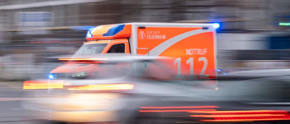Ein Rettungswagen der Berliner Feuerwehr fährt mit Blaulicht durch Berlin.