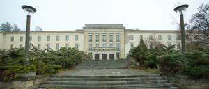 Blick auf eines der Gebäude der ehemaligen Jugendhochschule der Freien Deutschen Jugend (FDJ) am 14.12.2015 am Bogensee bei Wandlitz (Brandenburg). Foto: Jörg Carstensen/dpa (zu dpa «Ex-FDJ-Hochschule verfällt - Goebbels-Villa verhindert Verkauf» vom 05.01.2016) +++ dpa-Bildfunk +++