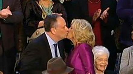 Ein Screenshot vom 7. Februar 2023 zeigt den Moment, in dem die First Lady der USA, Jill Biden, vor der Rede zur Lage der Nation den Mann von Kamala Harris (Second Gentleman) Douglas Emhoff küsst.