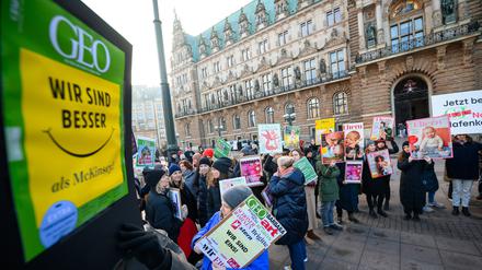 Mitarbeiter von Gruner + Jahr protestieren auf dem Rathausmarkt in Hamburg gegen die Einschnitte beim Zeitschriftensegment.