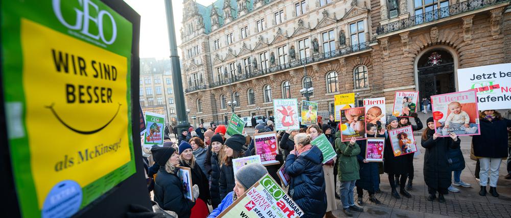 Mitarbeiter von Gruner + Jahr protestieren in Hamburg gegen die Einschnitte im Zeitschriftensegment von Gruner + Jahr.