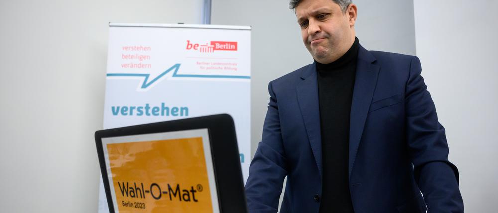 Raed Saleh, Co-Parteivorsitzender der Berliner SPD, testet das Online-Tool.