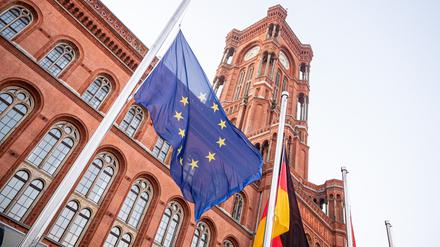 08.02.2023, Berlin: Die Flaggen vor dem Roten Rathaus stehen nach dem Erdbeben in der Türkei und Syrien auf Halbmast. Foto: Fabian Sommer/dpa +++ dpa-Bildfunk +++