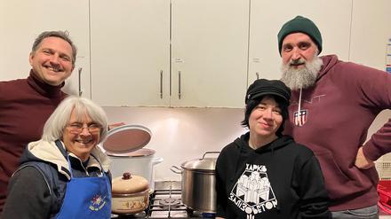 Gleich ist die Bolognese fertig: Patrick, Uschi, Ina und Knut (v.li.) in der Küche des Nachtcafés. 