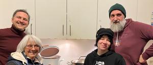 Gleich ist die Bolognese fertig: Patrick, Uschi, Ina und Knut (v.li.) in der Küche des Nachtcafés. 