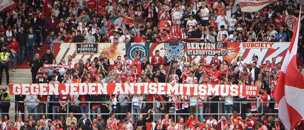 Immer wieder gibt es im Fußball antisemitische Vorfälle. Deshalb machen sich viele Fans wie hier in der Bundesliga dagegen stark.