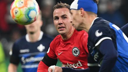 Hohe Kunst. Frankfurts Mario Götze (l) und Darmstadts Jannik Müller kämpfen um den Ball. 