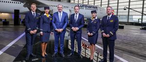 Lufthansa-Chef Carsten Spohr mit Crew. Der Vertrag von Spohr soll verlängert werden.