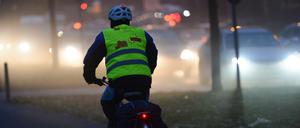 Warnwesten verbessern die Sichtbarkeit und damit auch Sicherheit in der Dunkelheit.