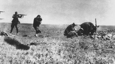 Antisemitischer Völkermord: Deutsche Einsatzgruppen erschießen 1942 Jüdinnen und Juden aus Kiew in der Ukraine.