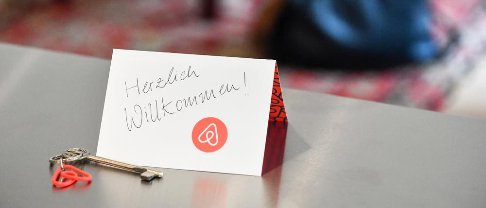 Ein Schlüssel mit einem Airbnb-Anhäger in einer Wohnung.
