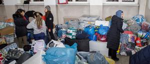 06.02.2023, Berlin: In einer Sammelstelle im Konservatorium für türkische Musik in  Kreuzberg werden Spenden für die Erdbebenopfer in der Türkei gesammelt. Foto: Julius-Christian Schreiner/-/dpa - ACHTUNG: Nur zur redaktionellen Verwendung im Zusammenhang mit der aktuellen Berichterstattung und nur im vollen Format. +++ dpa-Bildfunk +++