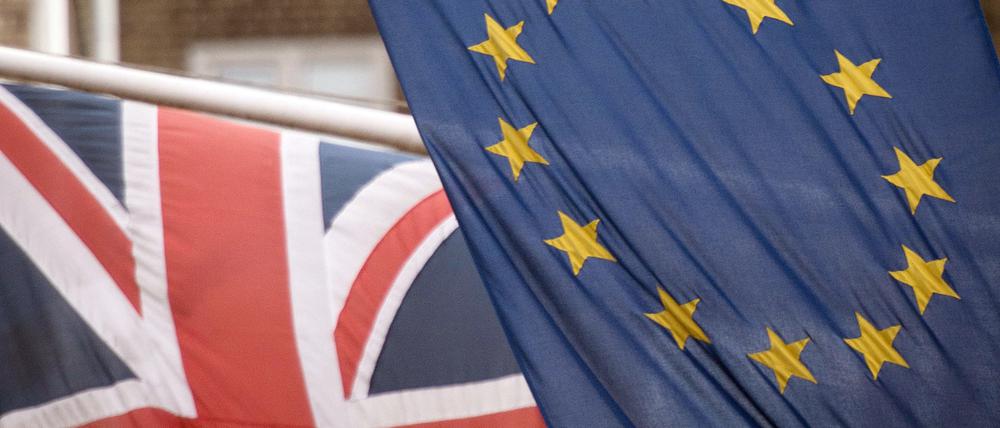 Die Flaggen von Großbritannien und der EU.