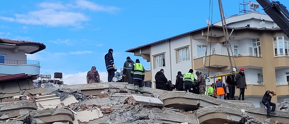 Trümmer in Gaziantep. Nur wenige Häuser neben jenem, in dem Sarah Bussemann wohnt, ist eines eingestürzt.  
