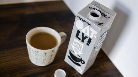 Korrektes Trinken. Oatly Barista Hafermilch neben einer Tasse Kaffee wird der nächste Berlinale-Trend