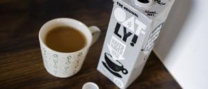 Korrektes Trinken. Oatly Barista Hafermilch neben einer Tasse Kaffee wird der nächste Berlinale-Trend