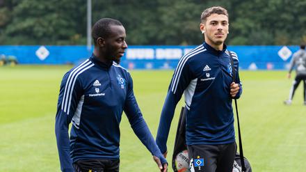 Jean-Luc Dompe Hamburger SV 27 und William Mikelbrencis Hamburger SV 2 Training Hamburger SV, Saison 2022/2023, 13.10.2022 -Pressefoto/Marcel von Fehrn Training Hamburger SV, Saison 2022/2023, 13.10.2022 Hamburg *** Jean Luc Dompe Hamburger SV 27 and William Mikelbrencis Hamburger SV 2 Training Hamburger SV, 2022 2023 season, 13 10 2022 Press photo Marcel von Fehrn Training Hamburger SV, 2022 2023 season, 13 10 2022 Hamburg. Copyright: xEibner-Pressefoto/MarcelxvonxFehrnx EP_MFN