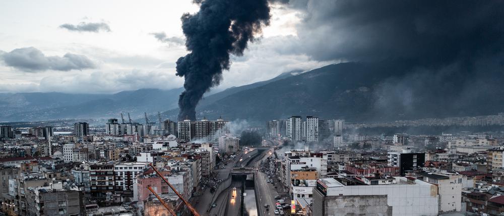 Rauch steigt am Hafen von Iskenderun in der Türkei auf.