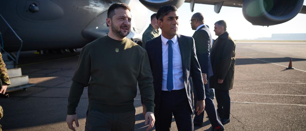 Rishi Sunak (r), Premierminister von Großbritannien, empfängt den ukrainischen Präsidenten Wolodymyr Selenskyj Anfang Februar 2023 (Archivbild). 