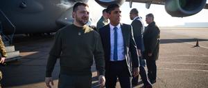 Rishi Sunak (r), Premierminister von Großbritannien, empfängt den ukrainischen Präsidenten Wolodymyr Selenskyj Anfang Februar 2023 (Archivbild). 