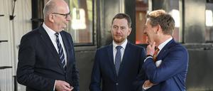 Dietmar Woidke (l-r, SPD), Ministerpräsident von Brandenburg, Michael Kretschmer (CDU), Ministerpräsident von Sachsen, und Richard Lutz, Vorstandsvorsitzender der Deutschen Bahn, beim 5. Deutsch-Polnischen Bahngipfel im Kaiserbahnhof. 