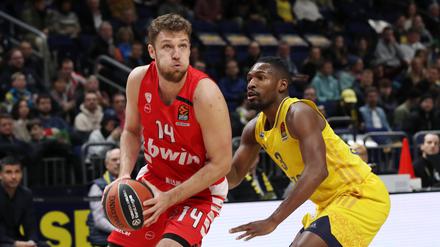 Gegen Olympiakos um Sasha Vezenkov (links) war Alba Berlin (rechts Jaleen Smith) chancenlos. 