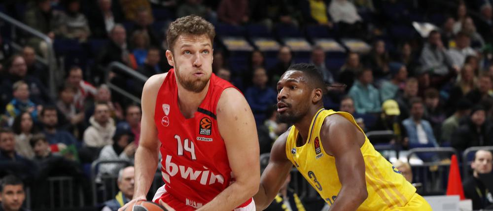 Gegen Olympiakos um Sasha Vezenkov (links) war Alba Berlin (rechts Jaleen Smith) chancenlos. 