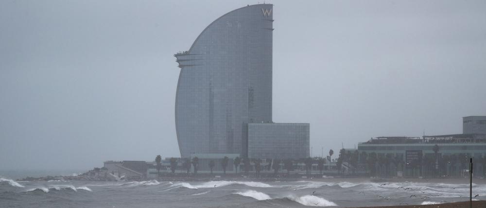 Blick auf den Sturm vor der Küste von Barcelona. Die spanische Mittelmeer-Metropole Barcelona setzt die Kontakte zum israelischen Staat aus - und damit auch die Städtepartnerschaft mit Tel Aviv. 
