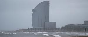 Blick auf den Sturm vor der Küste von Barcelona. Die spanische Mittelmeer-Metropole Barcelona setzt die Kontakte zum israelischen Staat aus - und damit auch die Städtepartnerschaft mit Tel Aviv. 