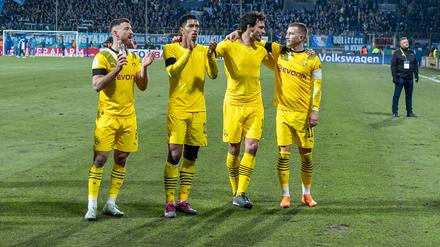 Die Dortmunder Profis feiern den Einzug ins Pokal-Viertelfinale.