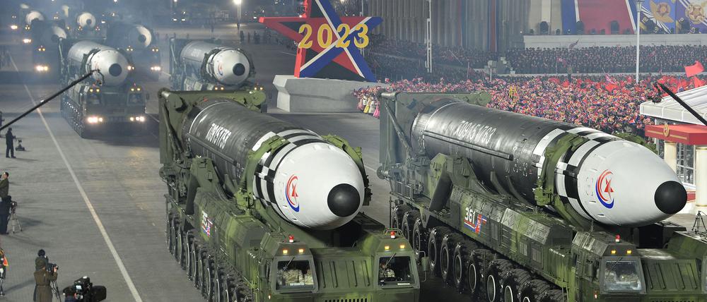 Interkontinentalraketen während einer Militärparade anlässlich des 75. Jahrestages der Gründung der Koreanischen Volksarmee auf dem Kim-Il-Sung-Platz