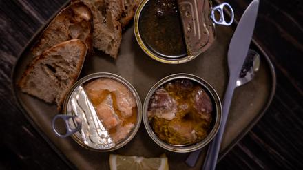 Forelle, Thunfisch und Pulpo in Öl vom Label „Pirate Cannerie“ aus Biarritz, serviert in der Naturweinbar Treat in Neukölln.