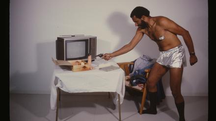 In der Performance „Just Another Rendering of the Same Old Problem“ von 1979 untersucht Ulysses Jenkins Stereotype Schwarzer Männlichkeit.