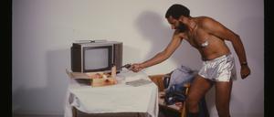 In der Performance „Just Another Rendering of the Same Old Problem“ von 1979 untersucht Ulysses Jenkins Stereotype Schwarzer Männlichkeit.