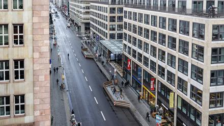 Blick von oben auf die Friedrichstraße, die seit Anfang Februar autofreie Zone ist.
